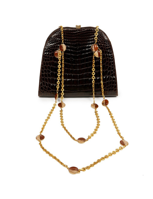 Sac à main marron vintage porté épaule