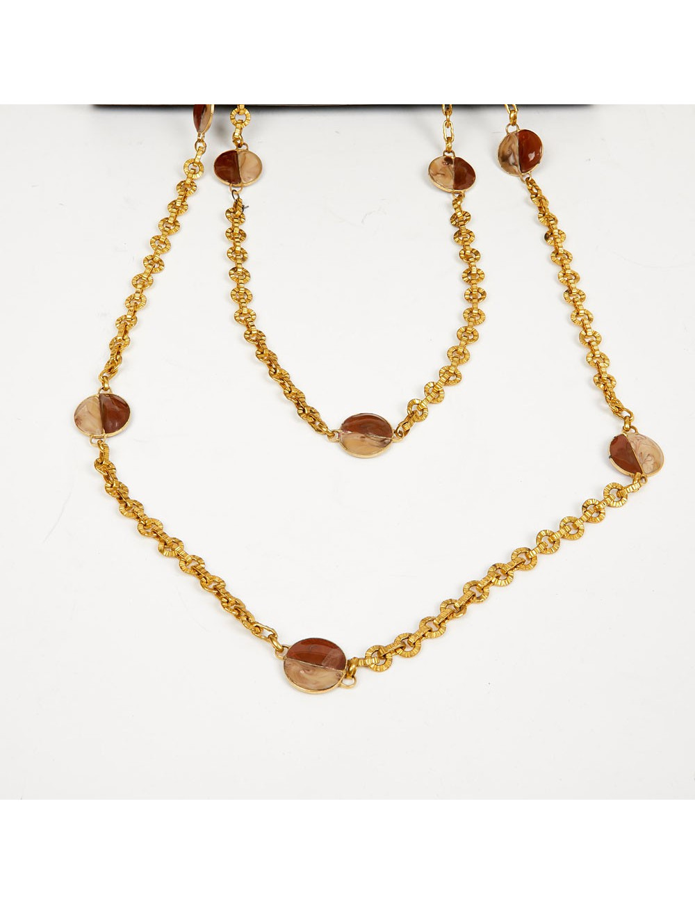 Sac à main marron vintage porté épaule