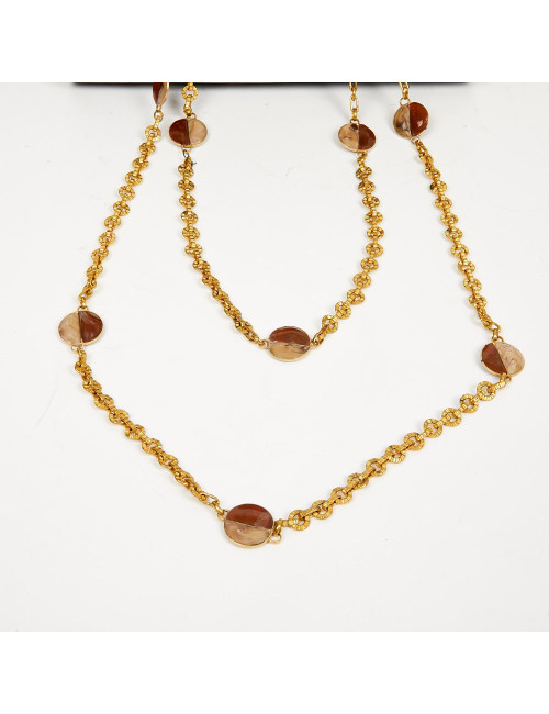 Sac à main marron vintage porté épaule