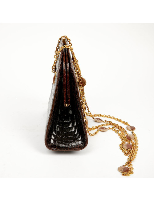 Sac à main marron vintage porté épaule