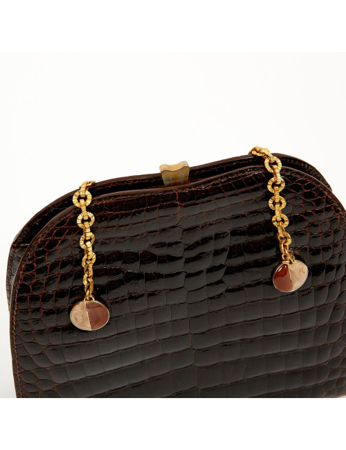 Sac à main marron vintage porté épaule