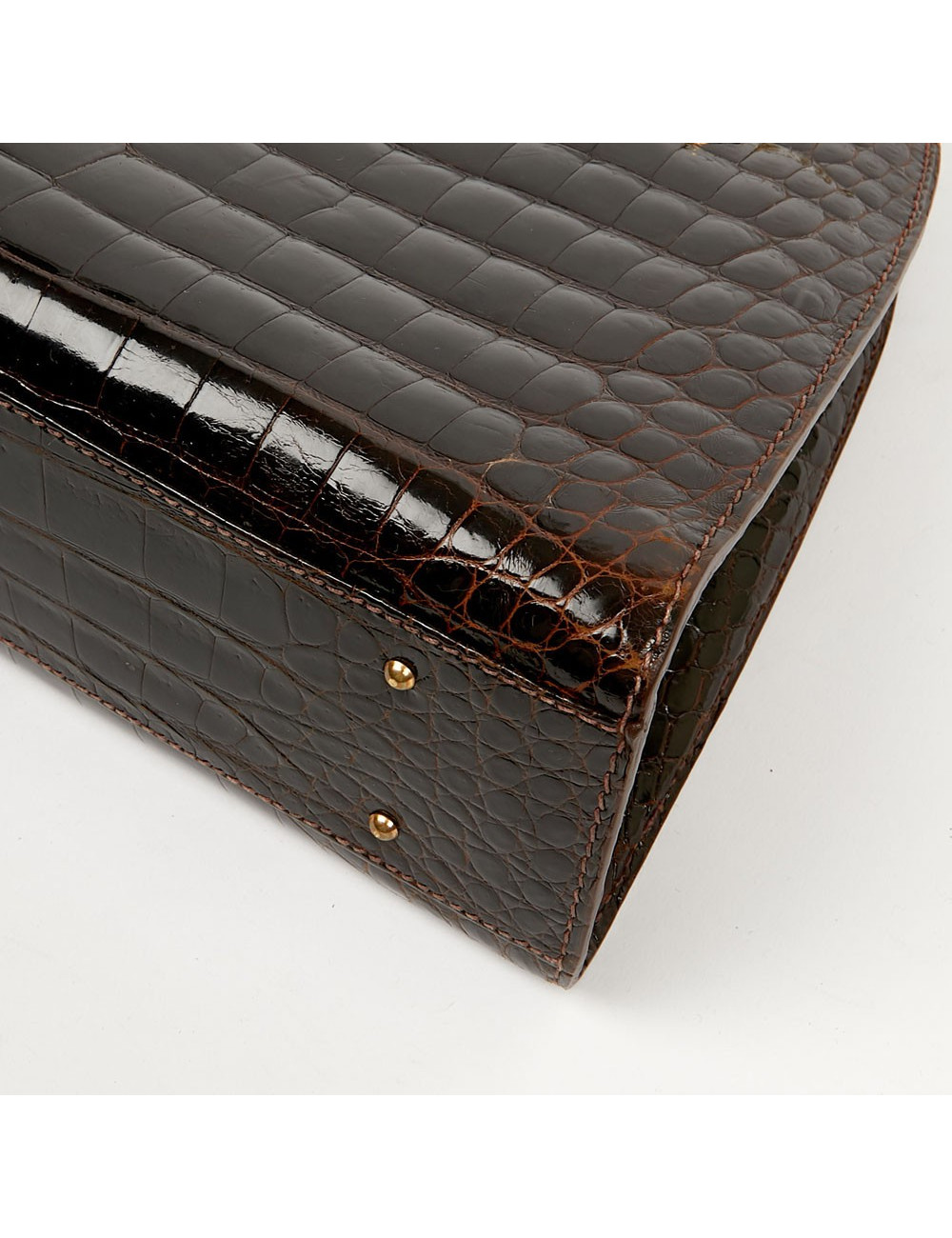 Sac à main marron vintage porté épaule