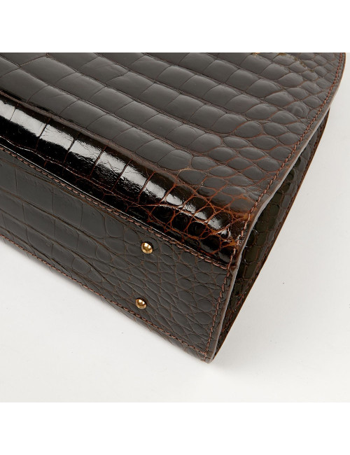 Sac à main marron vintage porté épaule