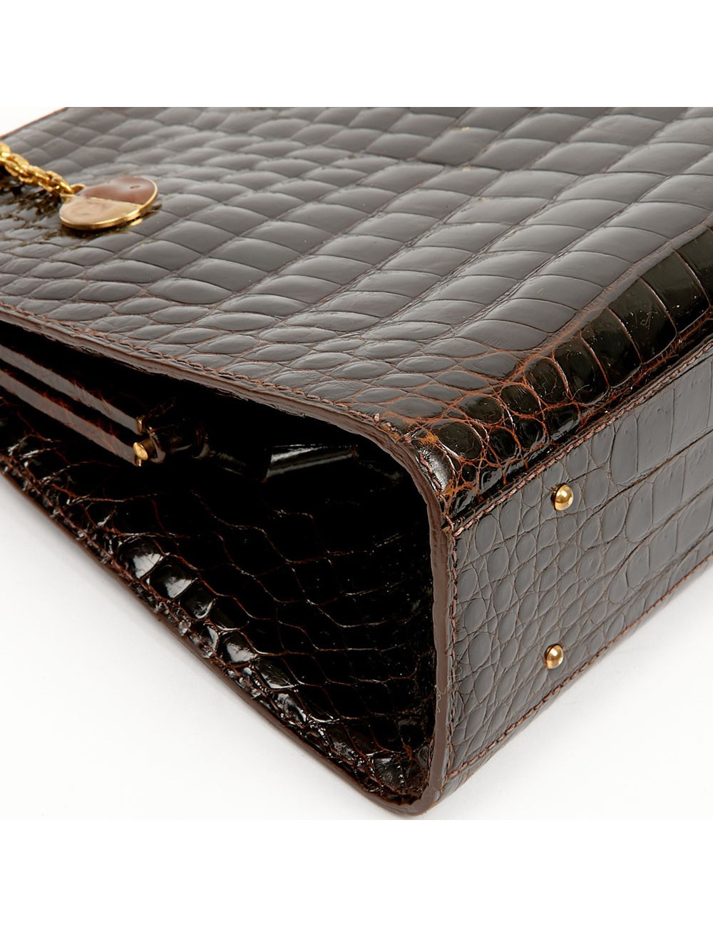 Sac à main marron vintage porté épaule