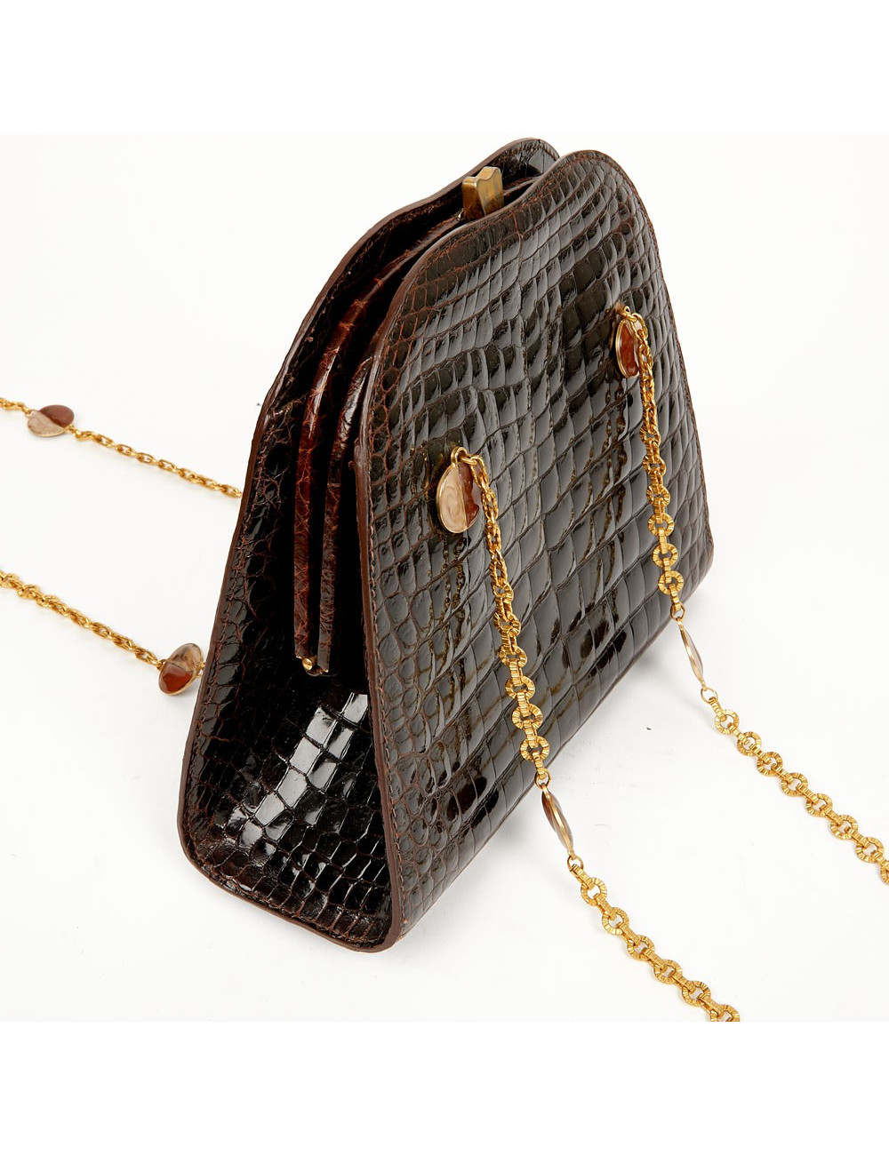 Sac à main marron vintage porté épaule