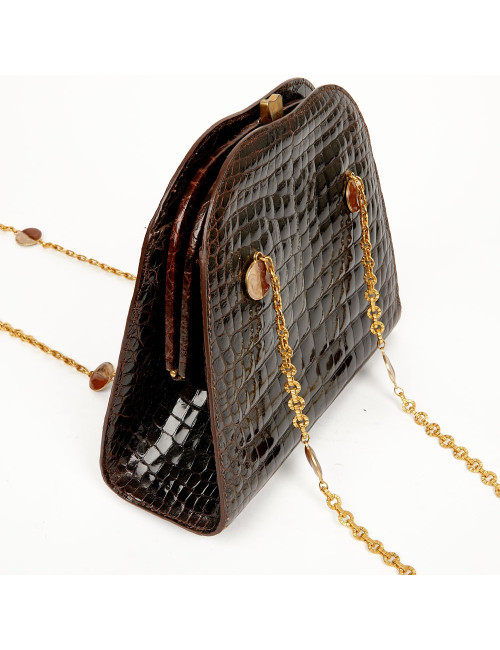 Sac à main marron vintage porté épaule