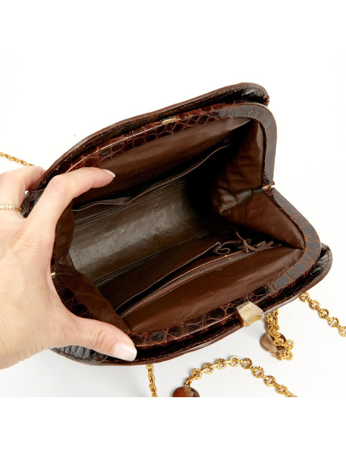 Sac à main marron vintage porté épaule