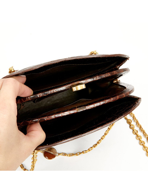 Sac à main marron vintage porté épaule