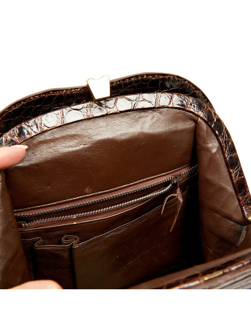 Sac à main marron vintage porté épaule