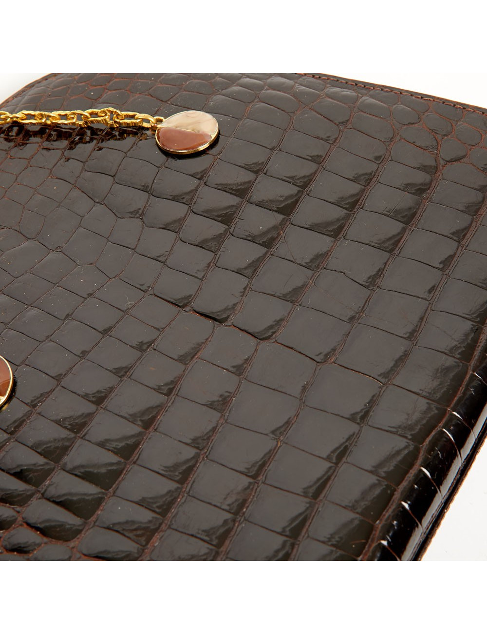 Sac à main marron vintage porté épaule