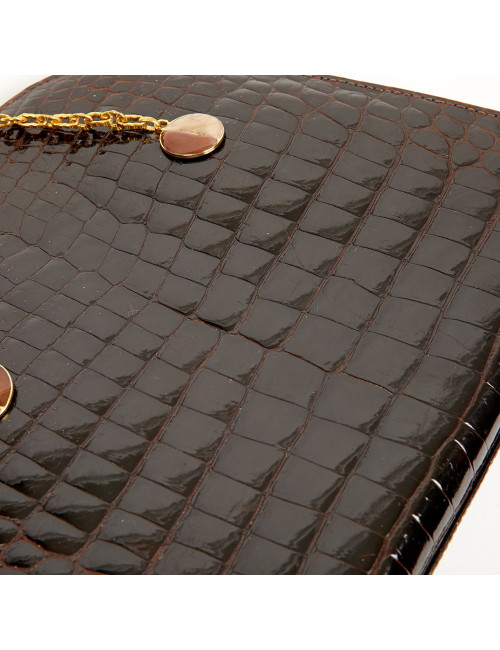 Sac à main marron vintage porté épaule