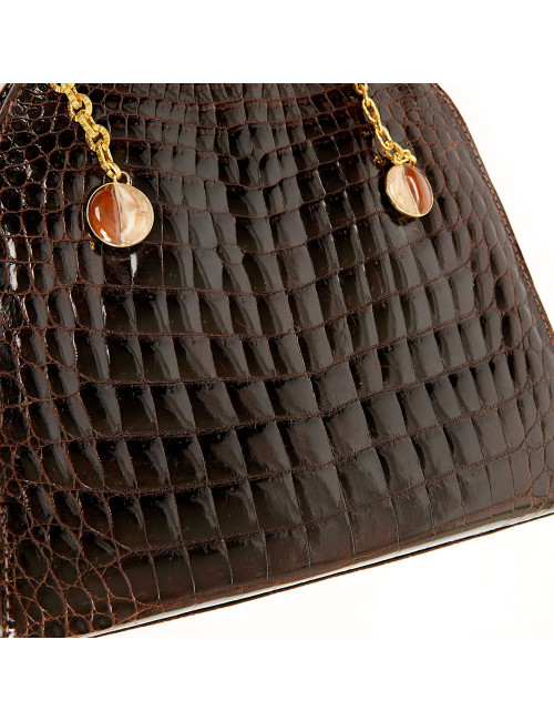 Sac à main marron vintage porté épaule