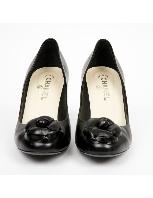 Escarpins CHANEL cuir de veau noir camélia