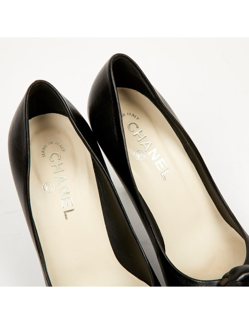 Escarpins CHANEL cuir de veau noir camélia