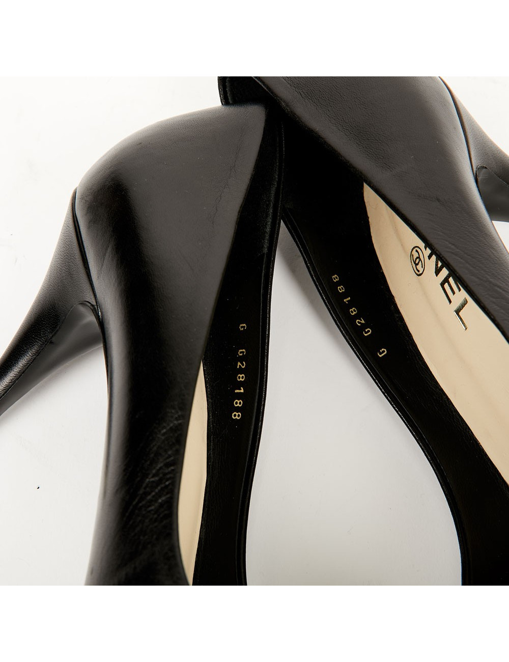 Escarpins CHANEL cuir de veau noir camélia