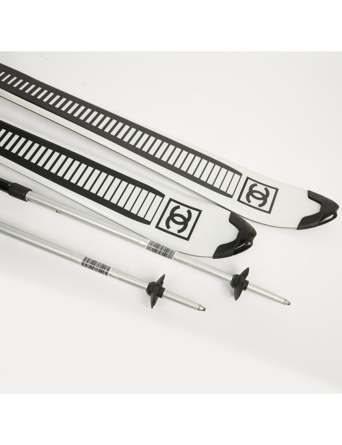 Skis CHANEL noir et blanc
