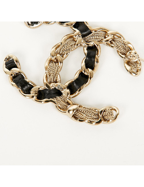 Broche CC métal entrelacé de cuir et fines chaines