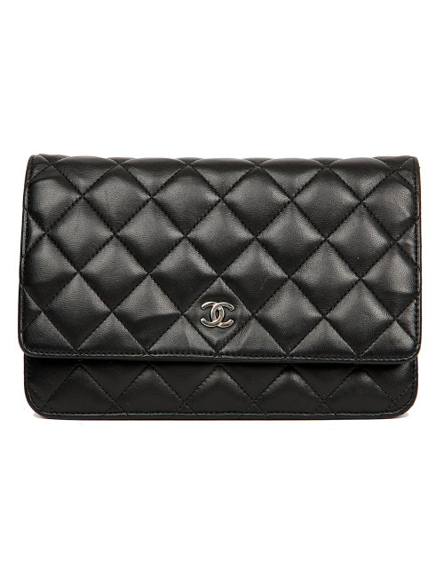Wallet on chaine CHANEL cuir maelassé noir