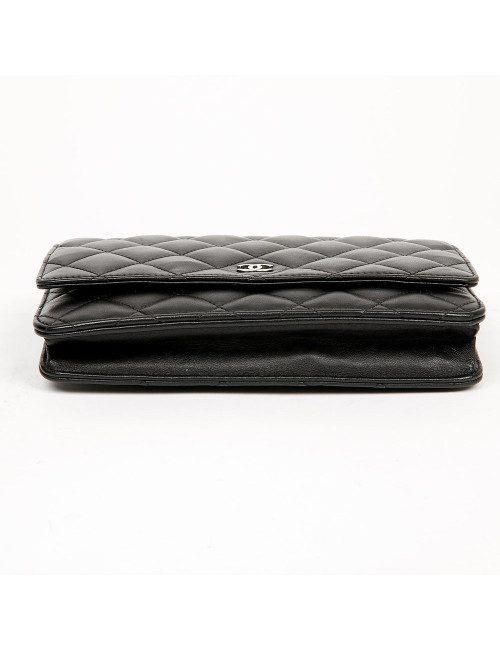Wallet on chaine CHANEL cuir maelassé noir
