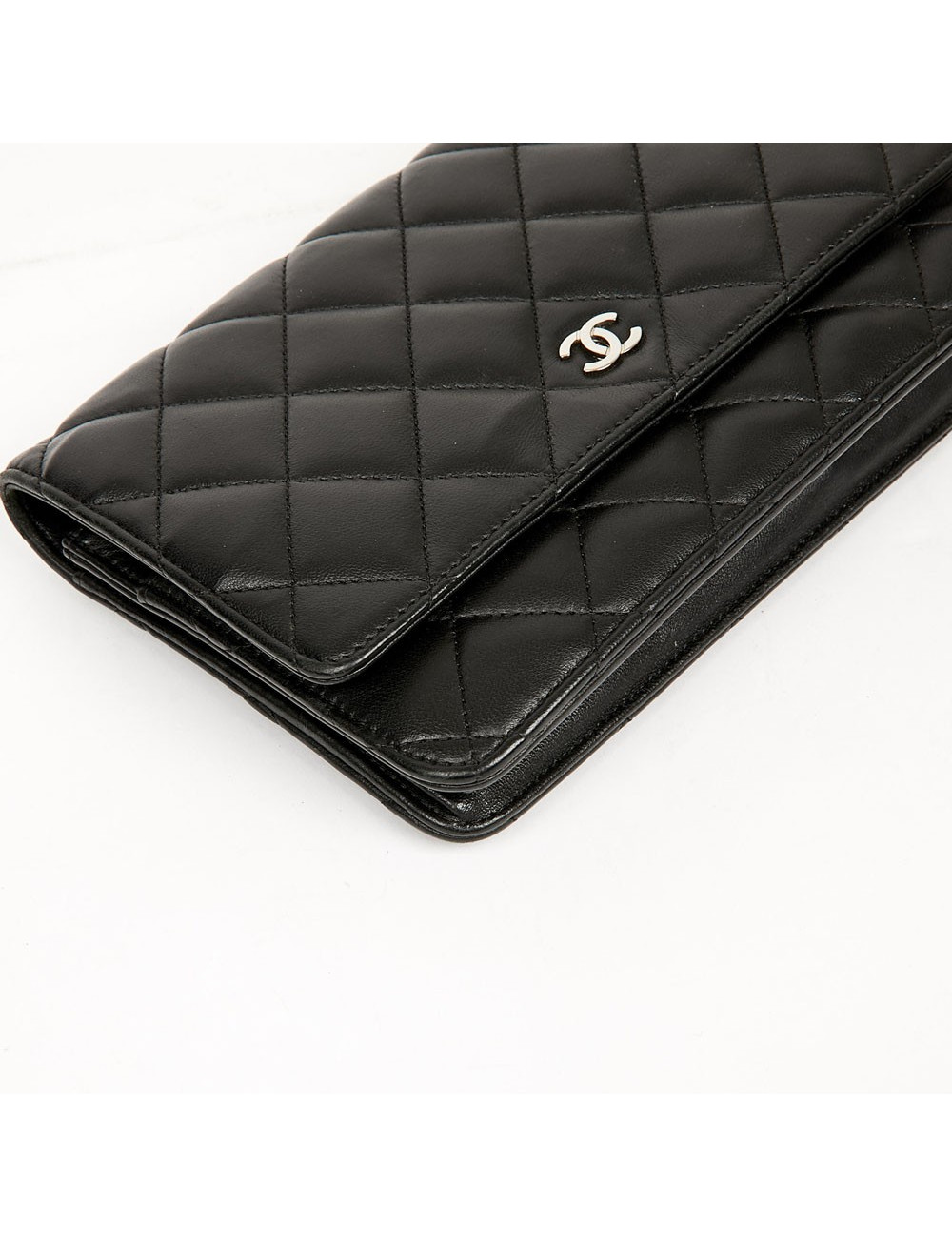 Wallet on chaine CHANEL cuir maelassé noir