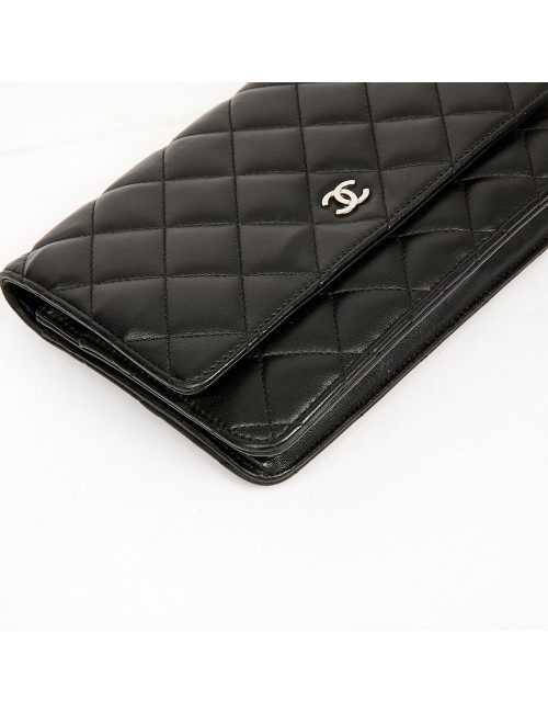 Wallet on chaine CHANEL cuir maelassé noir