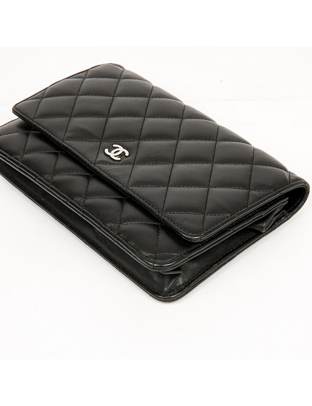 Wallet on chaine CHANEL cuir maelassé noir