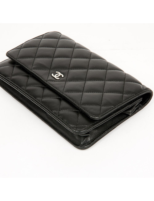 Wallet on chaine CHANEL cuir maelassé noir