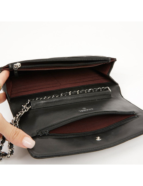 Wallet on chaine CHANEL cuir maelassé noir