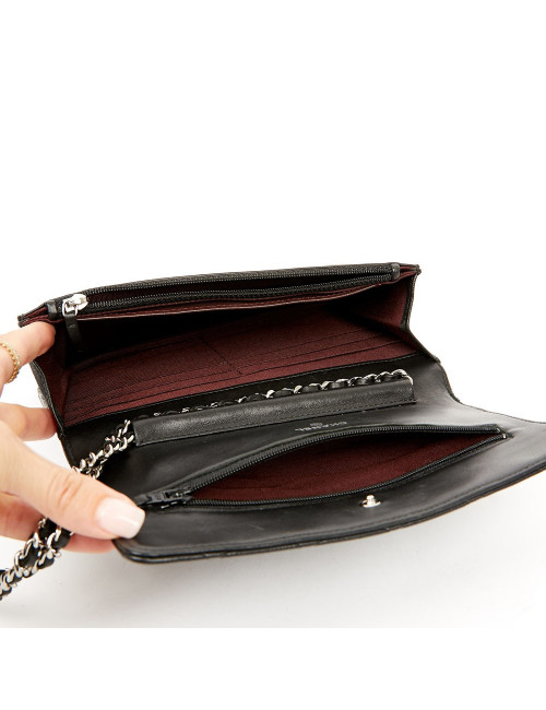 Wallet on chaine CHANEL cuir maelassé noir