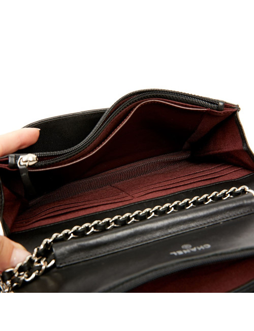 Wallet on chaine CHANEL cuir maelassé noir