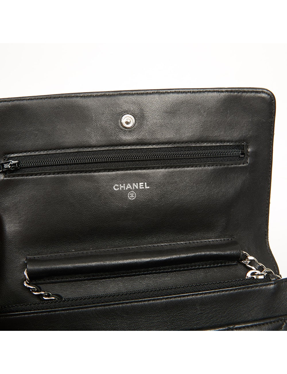 Wallet on chaine CHANEL cuir maelassé noir