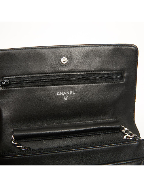 Wallet on chaine CHANEL cuir maelassé noir