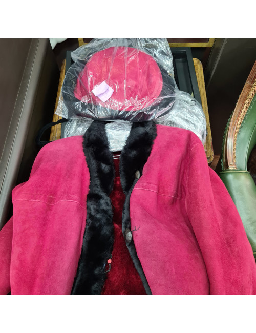 Manteau en peau retournée rouge YSL  YVES SAINT LAURENT et son chapeau