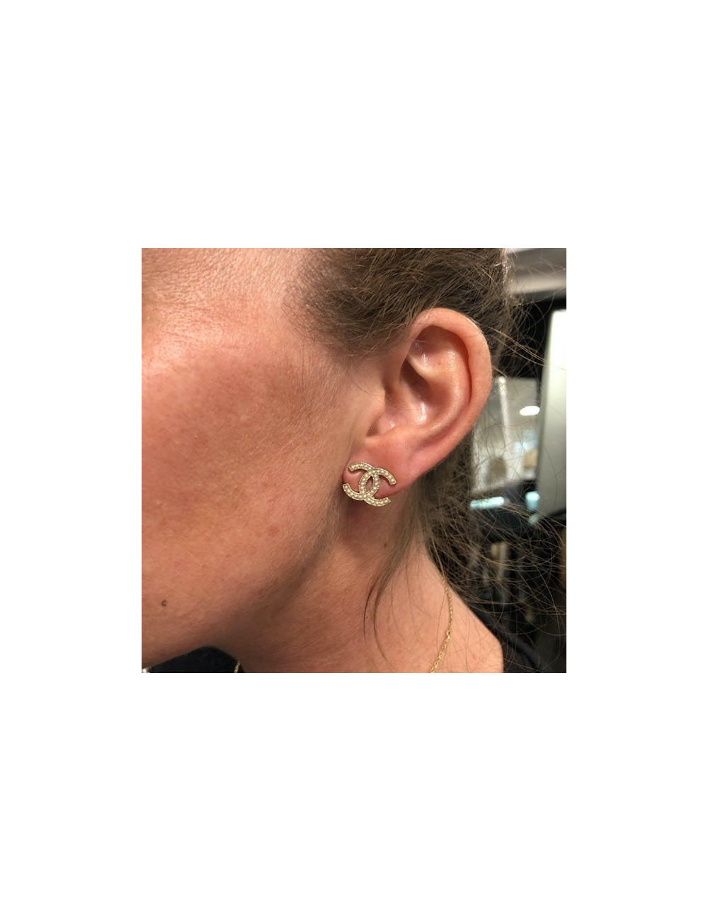 CHANEL clous d'oreille perles nacrées