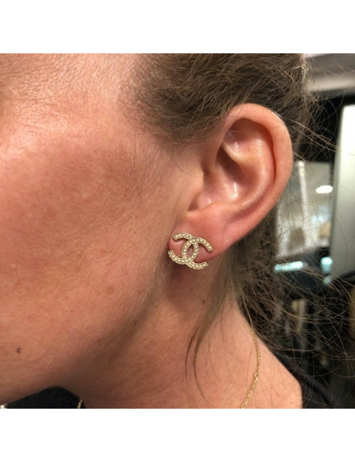 CHANEL clous d'oreille perles nacrées
