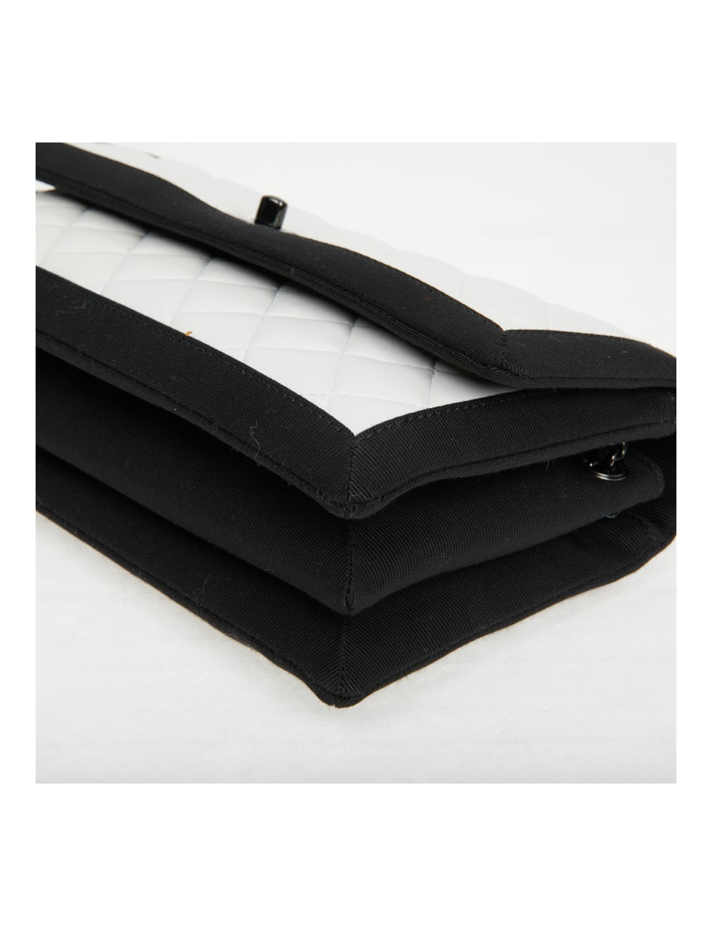 Sac à main Chanel cuir blanc gansé de noir