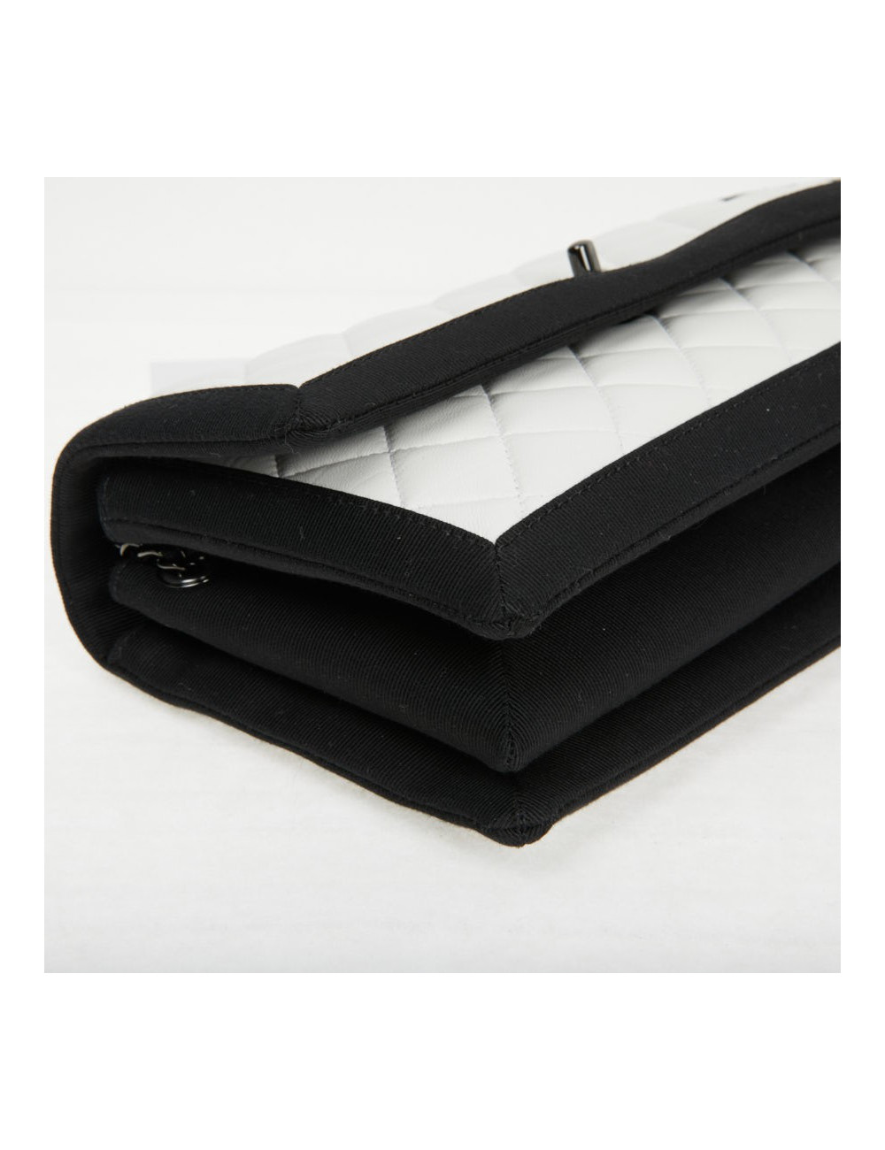 Sac à main Chanel cuir blanc gansé de noir