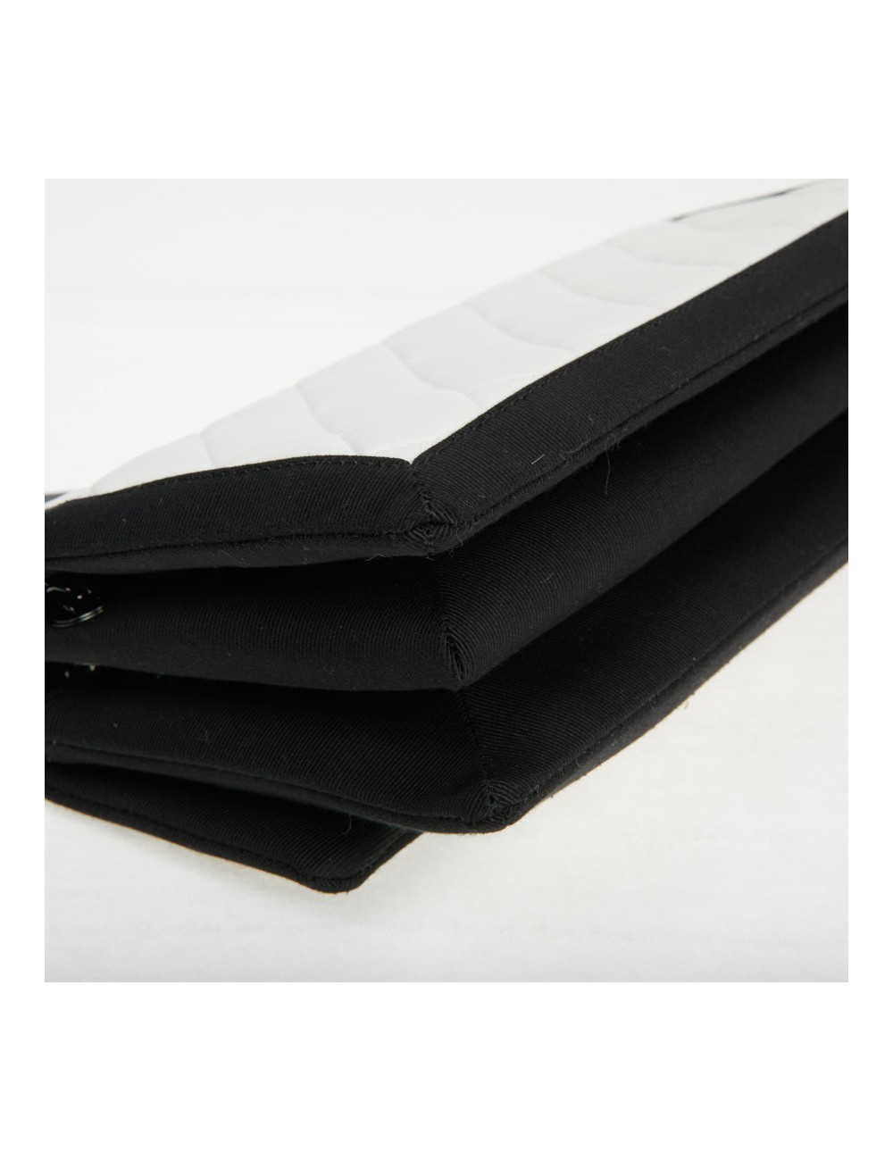 Sac à main Chanel cuir blanc gansé de noir