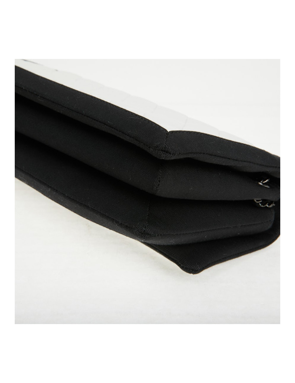 Sac à main Chanel cuir blanc gansé de noir