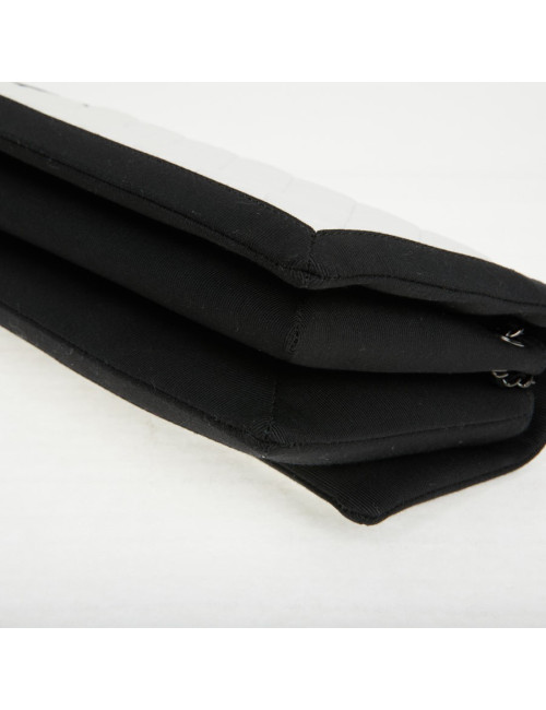 Sac à main Chanel cuir blanc gansé de noir