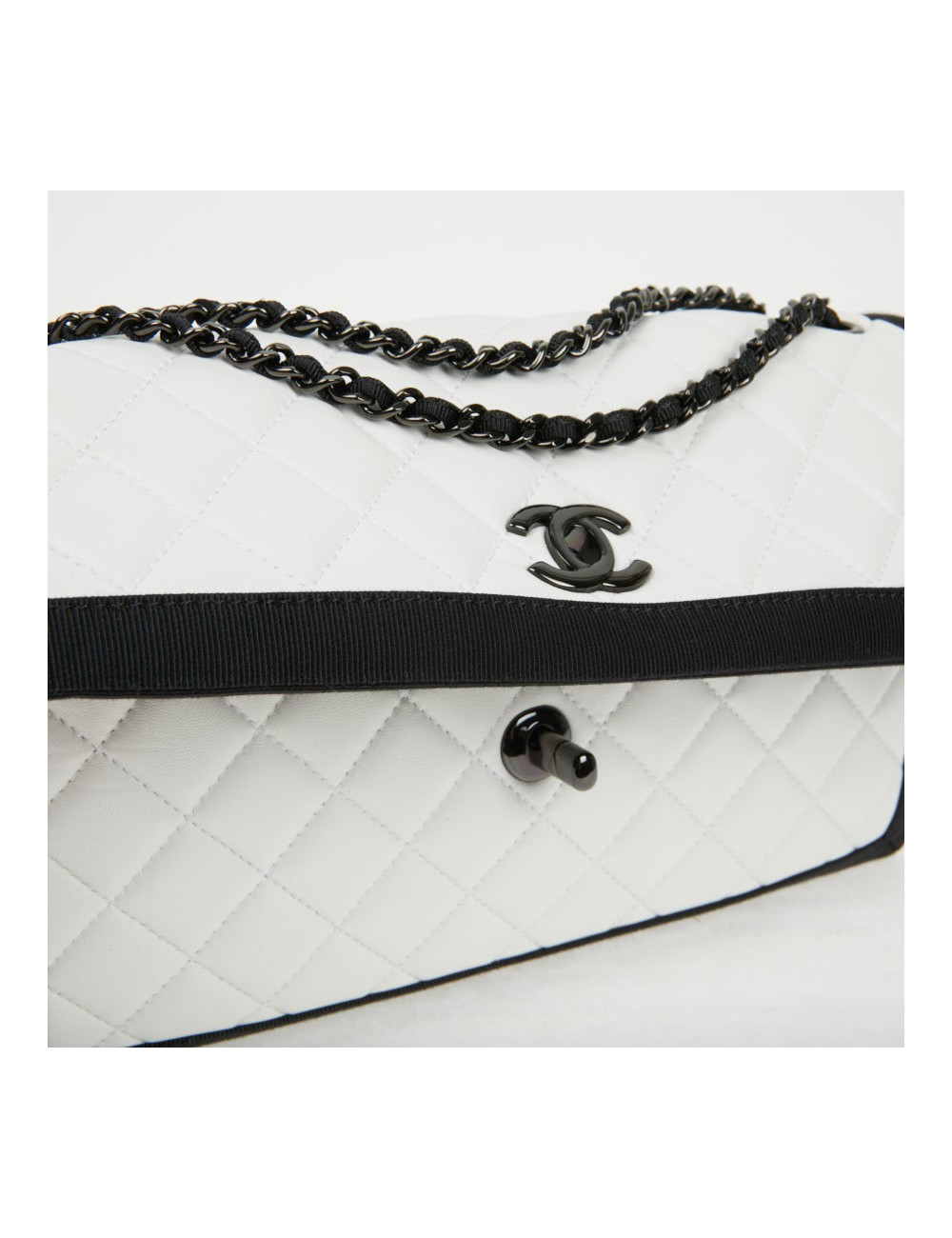 Sac à main Chanel cuir blanc gansé de noir