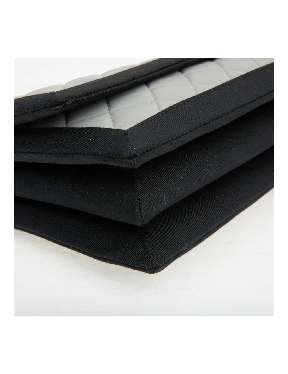 Sac CHANEL cuir gris gansé en noir