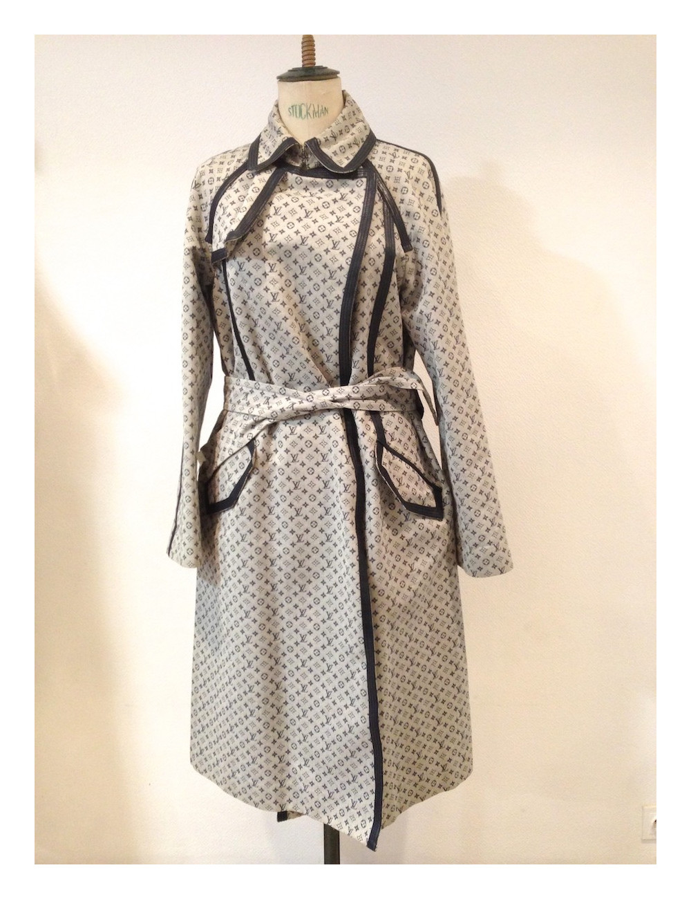 Manteau LOUIS VUITTON avec sigle imprimé T42