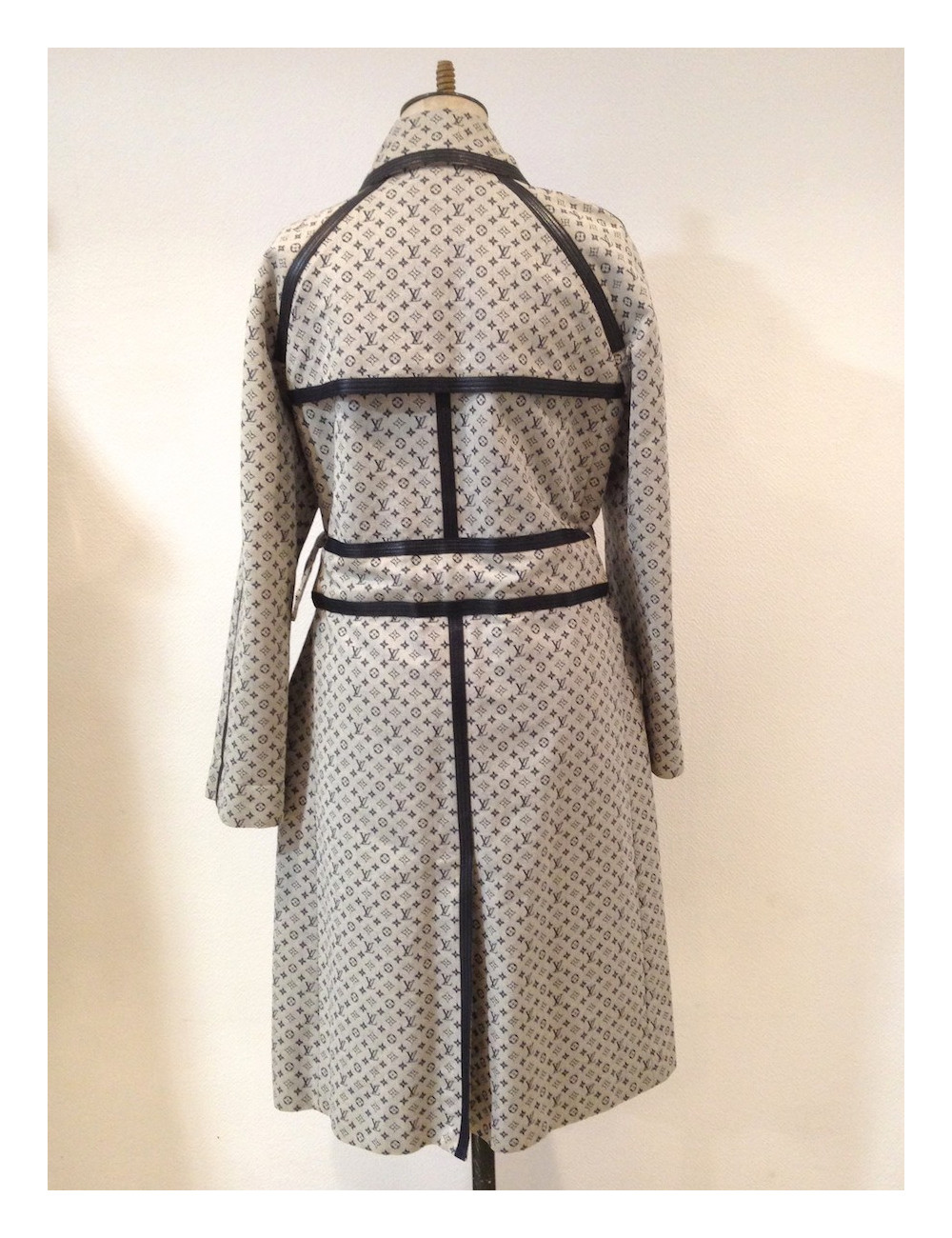 Manteau LOUIS VUITTON avec sigle imprimé T42