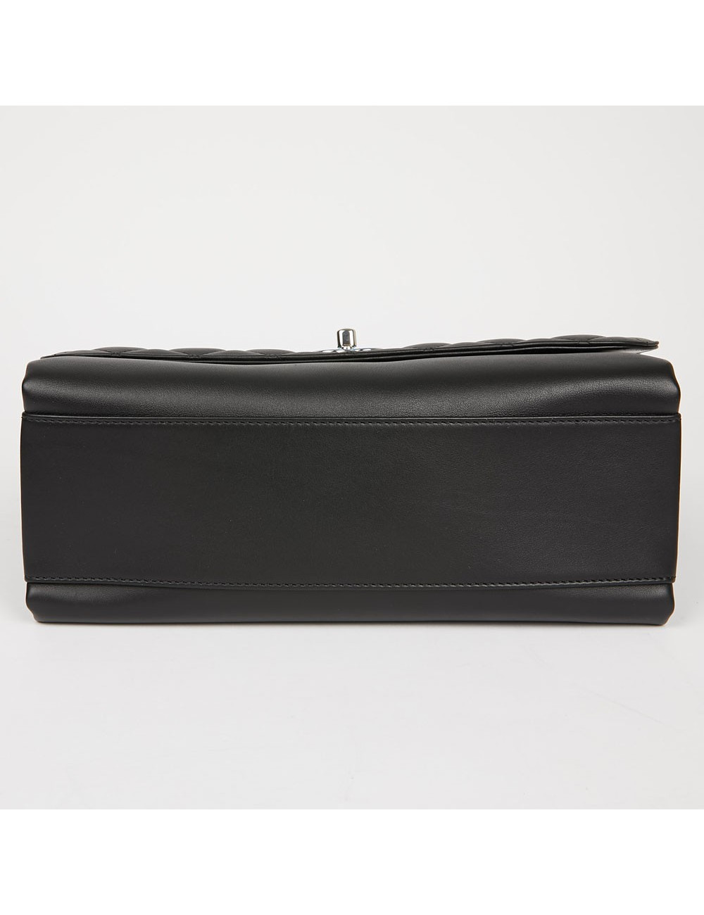 CHANEL black flap bag - Second-Hand Luxury Bags Certified Authentic.