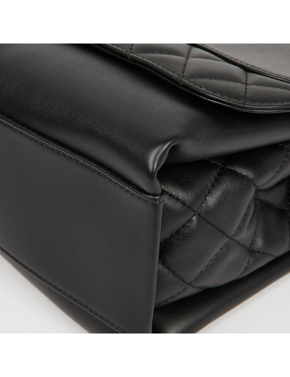 CHANEL black flap bag - Second-Hand Luxury Bags Certified Authentic.