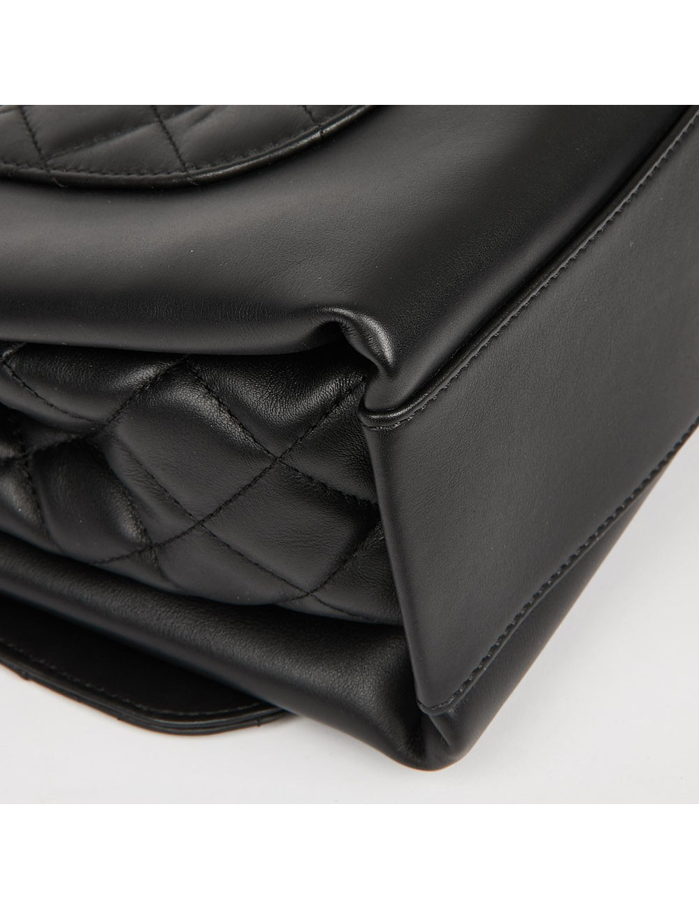 CHANEL black flap bag - Second-Hand Luxury Bags Certified Authentic.