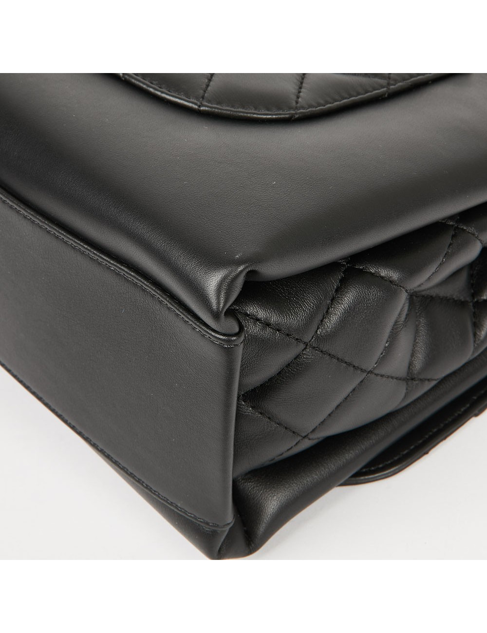 CHANEL black flap bag - Second-Hand Luxury Bags Certified Authentic.