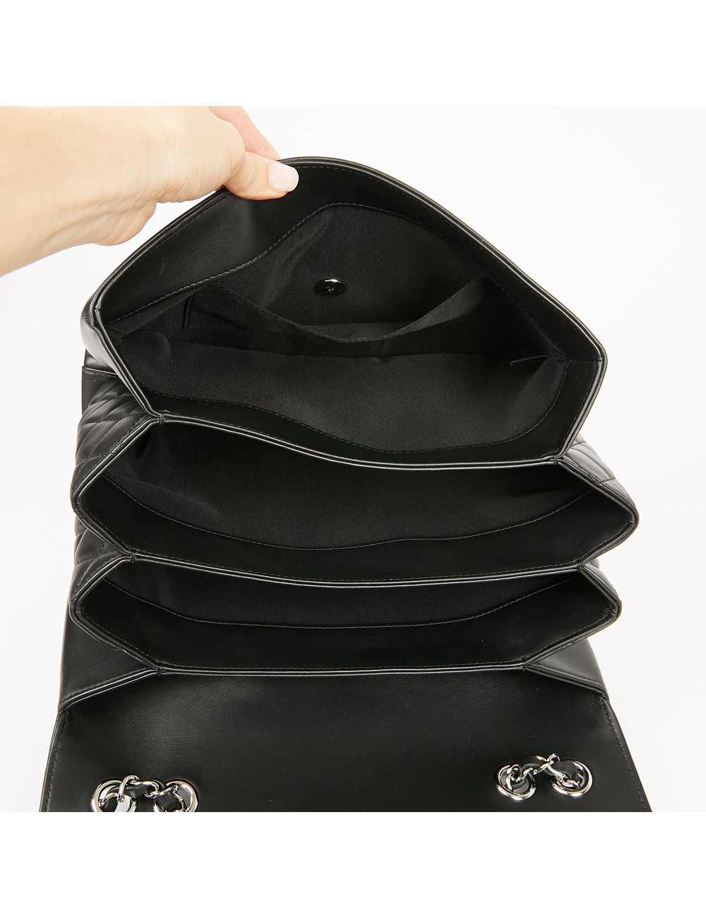 CHANEL black flap bag - Second-Hand Luxury Bags Certified Authentic.