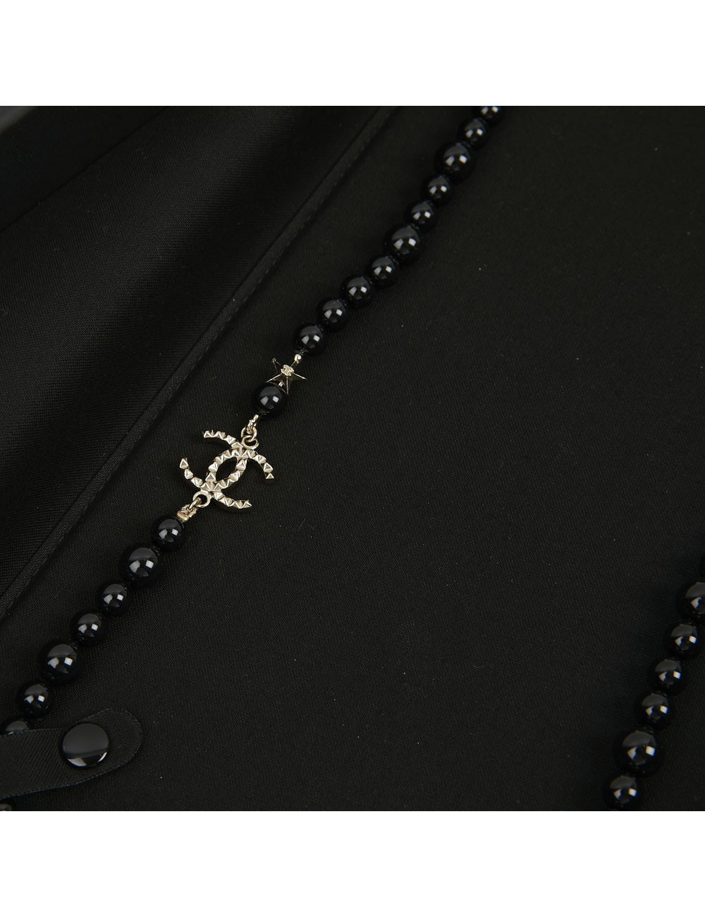 Sautoir CHANEL perles noires